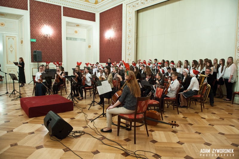 Świąteczny koncert w wykonaniu uczniów Państwowej Szkoły Muzycznej I i II stopnia w Żaganiu.